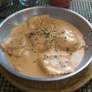 Ravioli de Salmon Ahumado y Queso Ricotta, a la Crema de Cebollina