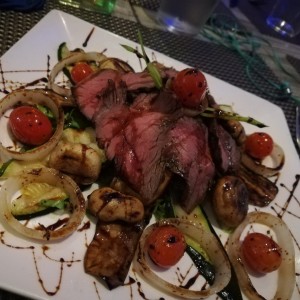 Ensalada Tagliata de Roast Beff con Vegetales Rostizados
