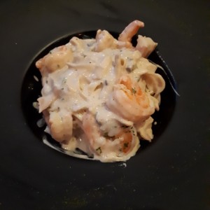 fetuccini La Strega con camarones