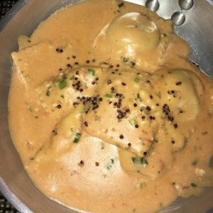 Ravioli de Salmon Ahumado y Queso Ricotta, a la Crema de Cebollina