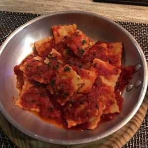 Raviolis de carne con salsa roja