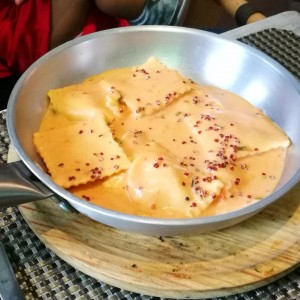 Ravioli de Salmon Ahumado y Queso Ricotta, a la Crema de Cebollina