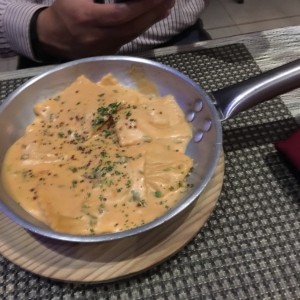 Ravioli de Salmon Ahumado y Queso Ricotta, a la Crema de Cebollina