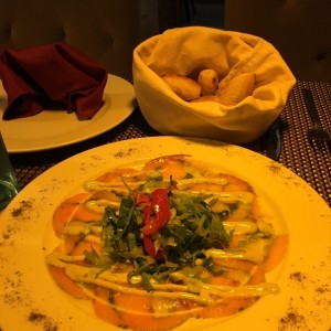 Antipasti - Carpaccio Strega y Pancitos de la casa.