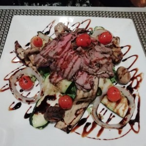 Ensalada Tagliata de Roast Beff con Vegetales Rostizados