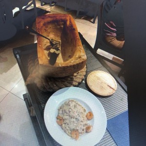 pasta con csmarones con queso emental fundido