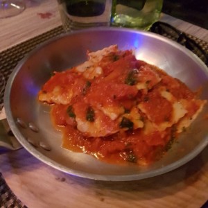 Ravioli de Carne Salteado Al Fileto Di Pomodoro