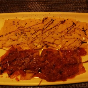 Duo de Ravioli de Salmon Ahumado y Queso Ricotta, a la Crema de Cebollina Junto a Raviolis de Berenjena a la Pizzaiola.