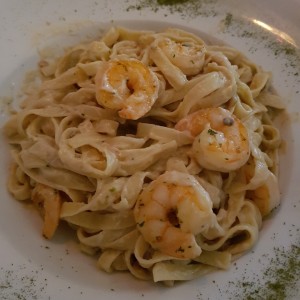 Fettuccine a la Strega con camarones