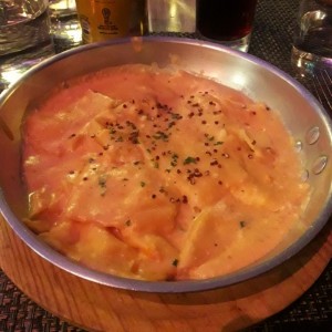 Ravioli de Salmon Ahumado y Queso Ricotta, a la Crema de Cebollina