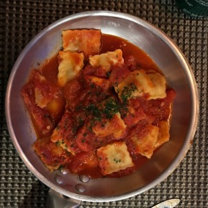 Ravioli de Carne Salteado Al Fileto Di Pomodoro