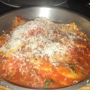 Ravioli de Carne Salteado Al Fileto Di Pomodoro