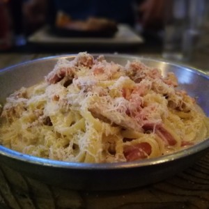 Linguinni alfredo con pollo y queso parmesano