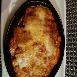 Ravioli de carne gratinado