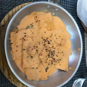 Ravioli de Salmon Ahumado y Queso Ricotta, a la Crema de Cebollina