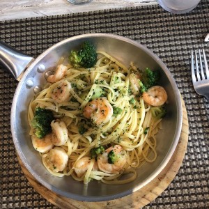 Lenguinni con camarones y brocoli