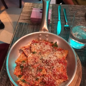 Ravioli de Carne Salteado Al Fileto Di Pomodoro
