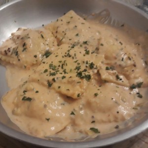 Ravioli de Salmon Ahumado y Queso Ricotta, a la Crema de Cebollina