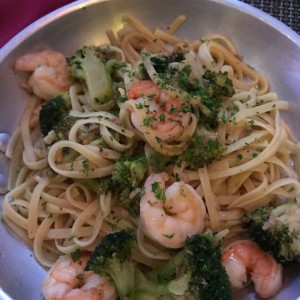 Linguini con camarones