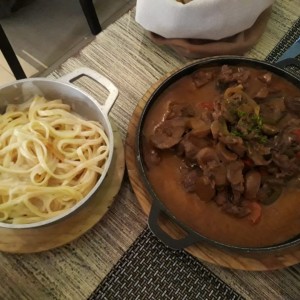 Strogonoff de Res con pasta a la crema