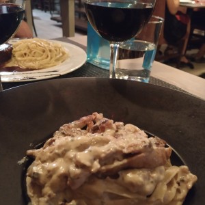 Pasta a la crema con extra de pollo. Especialidad de la casa