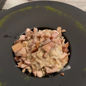 fetuccini con hongos, pollo y jamon serrano en salsa bechamel, espectacular!!