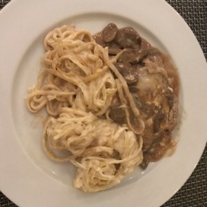 spaguetti con crema y filete al carpaccio