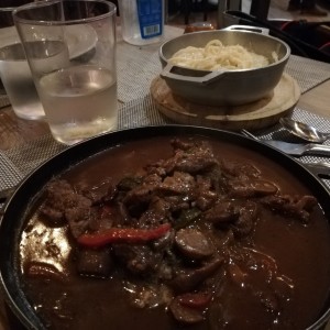 Stroganoff de lomito on pasta a la crema