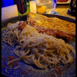 milanesa con spaguettis al aglio e olio