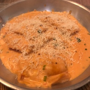 raviolis de queso y salmon ahumado en salsa de cebollies