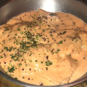 Duo de Ravioli de Salmon Ahumado y Queso Ricotta, a la Crema de Cebollina Junto a Raviolis de Berenjena a la Pizzaiola.