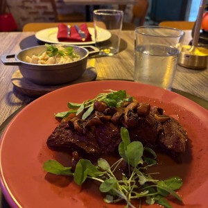 Filete de Res en Salsa de Champiñones