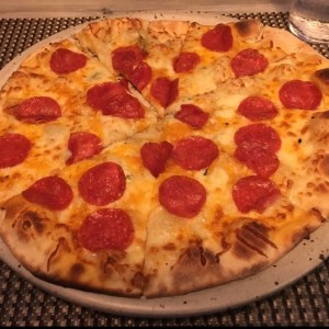 pizza 4 quesos con peperone