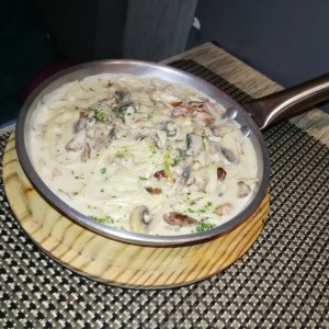 linguini 4 quesos con baco, hongos y pollo