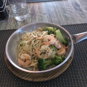 linguine con camarones y brocoli