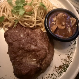 Filete de Res en Salsa de Champiñones