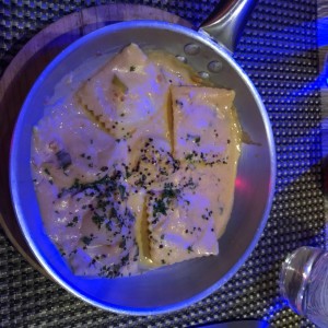 Ravioli de Salmon Ahumado y Queso Ricotta, a la Crema de Cebollina