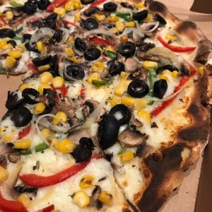 pizza vegetariana, en salsa blanca