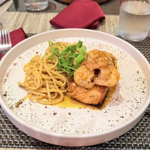 Linguini con salmon y camarones
