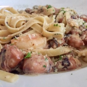 Fettuccine a la marinera con salsa blanca 