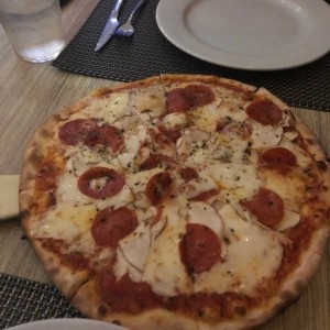 pizza peperoni y hongos