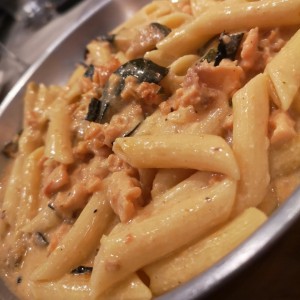 Penne con Salmon y Zuchinni en salsa Rosada.