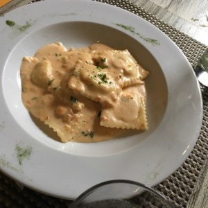 Ravioli de Salmon Ahumado y Queso Ricotta, a la Crema de Cebollina