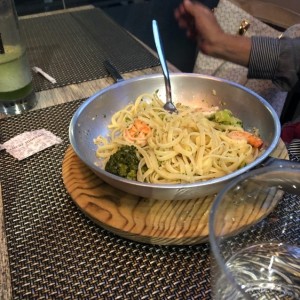 linguini con camarones y brocoli al oleo