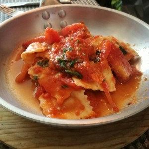 Ravioli de Carne Salteado Al Fileto Di Pomodoro
