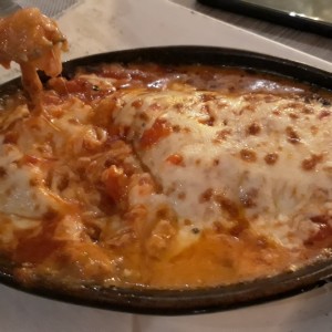 lasagna de pollo en salsa roja