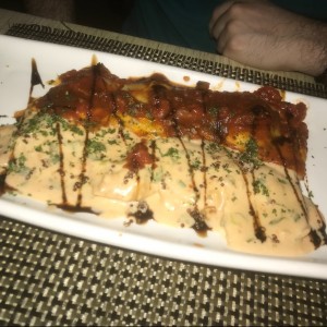 Duo de Ravioli de Salmon Ahumado y Queso Ricotta, a la Crema de Cebollina Junto a Raviolis de Berenjena a la Pizzaiola.