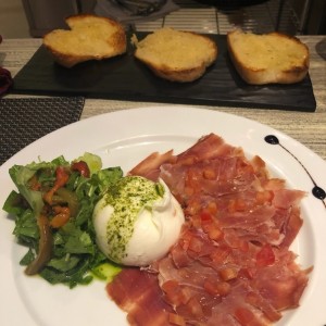 burrata y pan con ajo