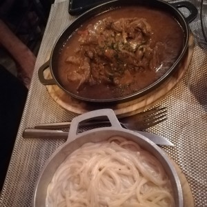 Carne stroganoff con spaguettis en salsa blanca