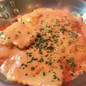 Ravioli de Salmon Ahumado y Queso Ricotta, a la Crema de Cebollina